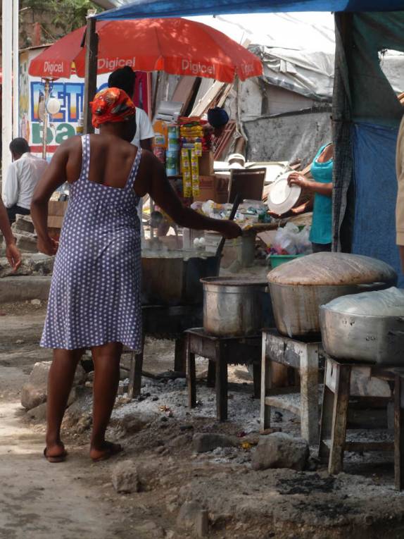 Comida preparada e vendida nas ruas centrais de Port-au-Prince, capital do Haiti